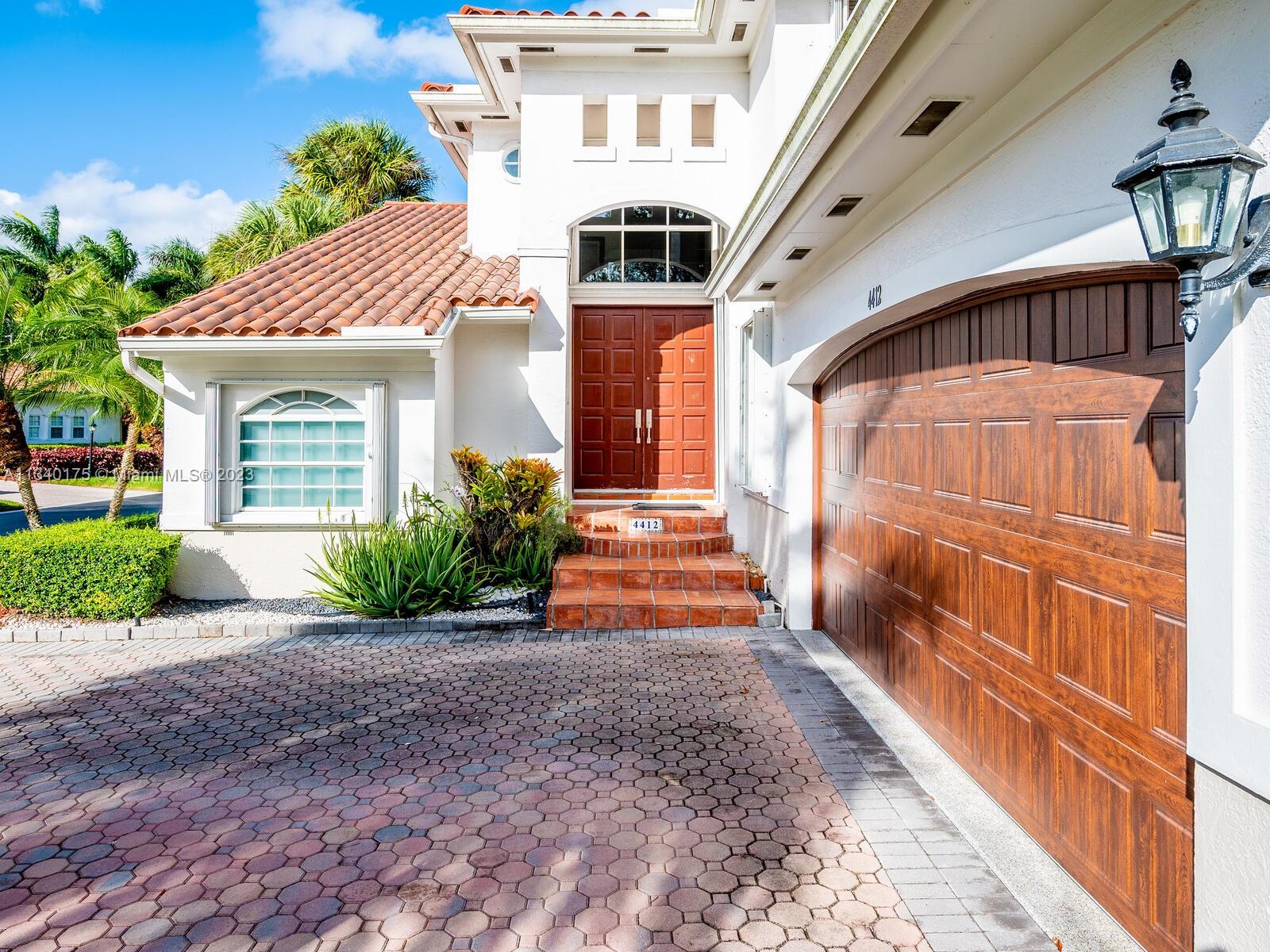 DORAL ESTATES VILLAS - Residential