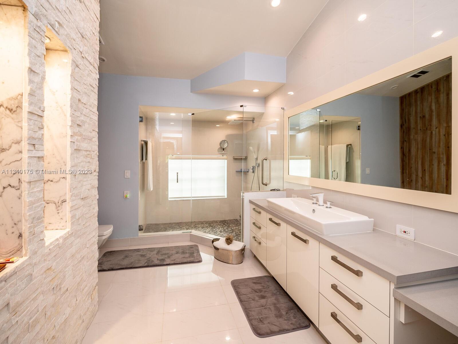DORAL ESTATES VILLAS - Residential