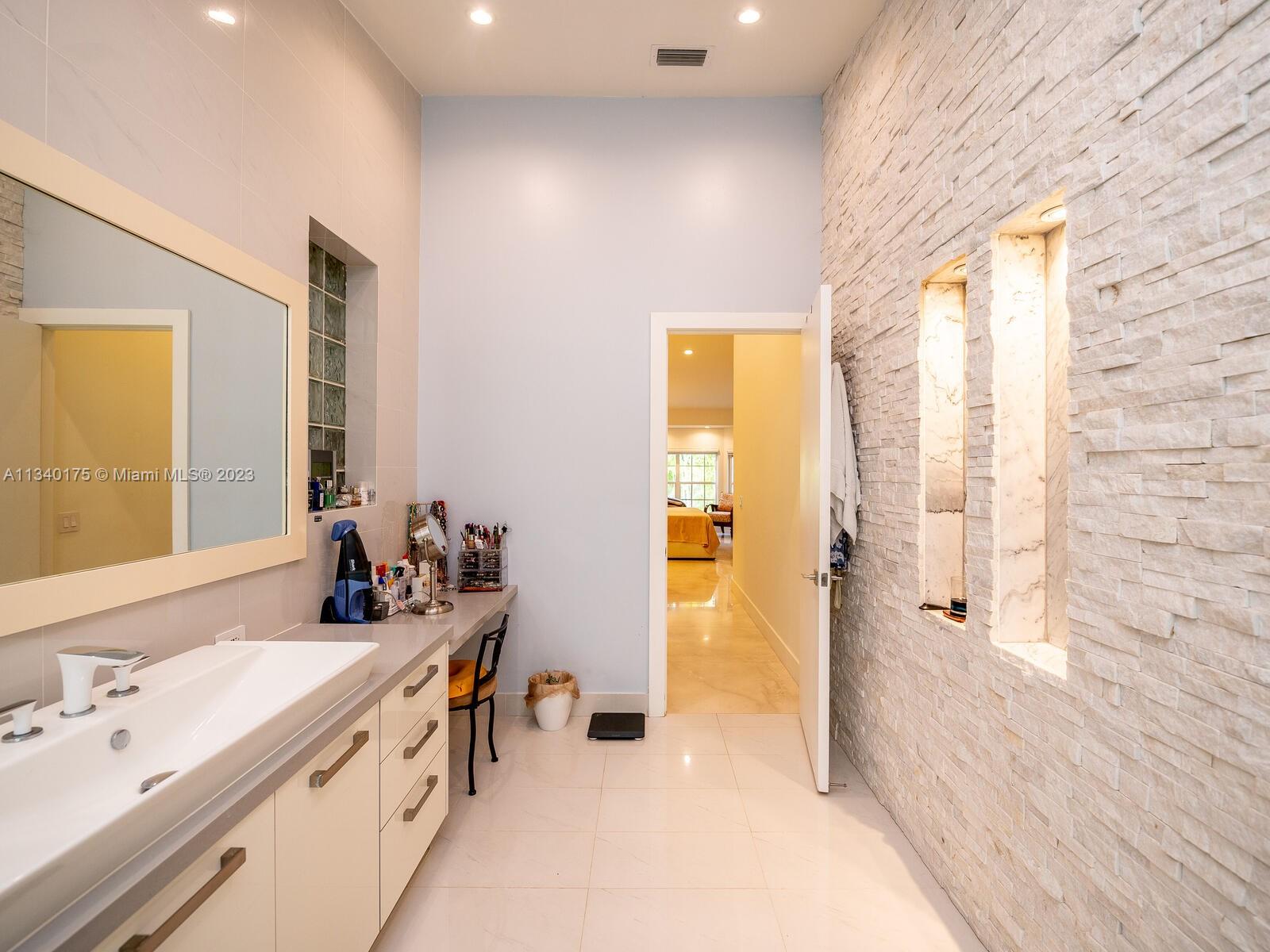 DORAL ESTATES VILLAS - Residential