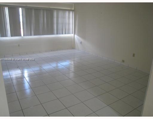 Affordable and spacious 3bdrms 2bths condo with full amenities. Unit comes with wood kitchen cabinets and
stainless steel appliances, remodeled baths with wood cabinets and granite countertops. Community includes
swimming pool, gym, tennis court, raquetball court, mgmt on- site, assigned parking, walk-in closets and laundry
facilities. Centrally located within minutes to Dadeland Shopping, Metrorail and Palmetto Expressway near
University of Miami and Baptist Hospital.