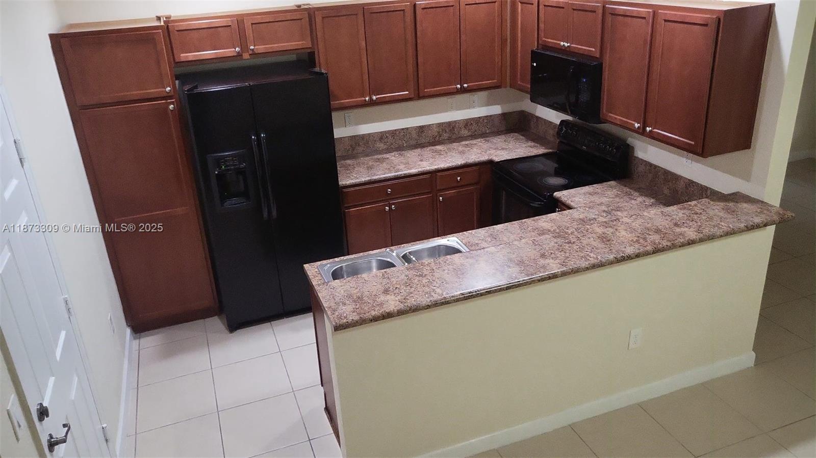 KENDALL COMMONS RESIDENTI - Residential Lease