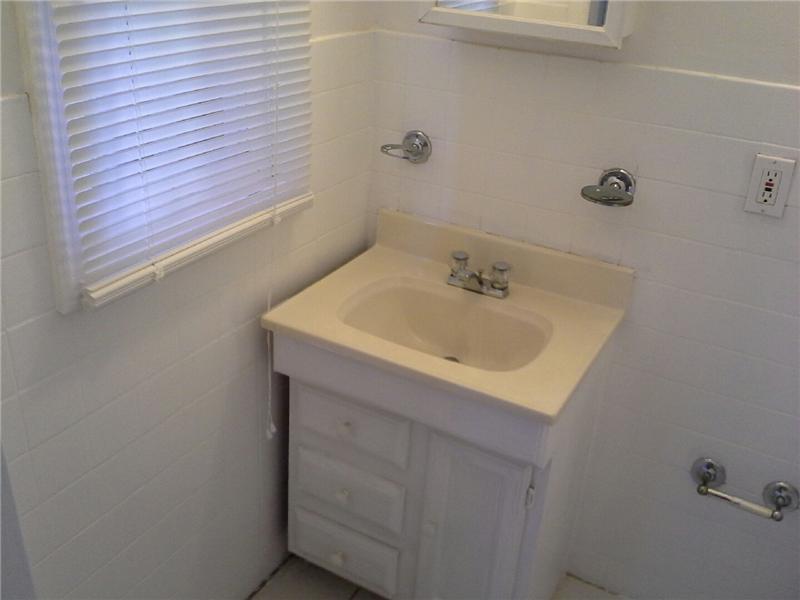HOLLYWOOD 1-21 B - Residential Lease