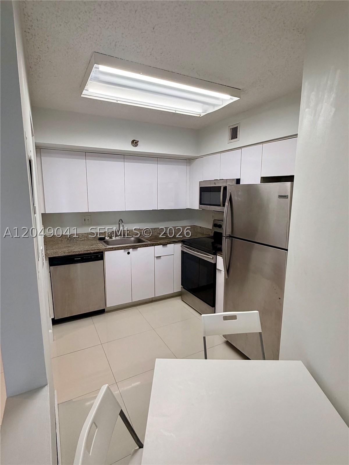 PARC CENTRAL AVENTURA SOU - Residential Lease