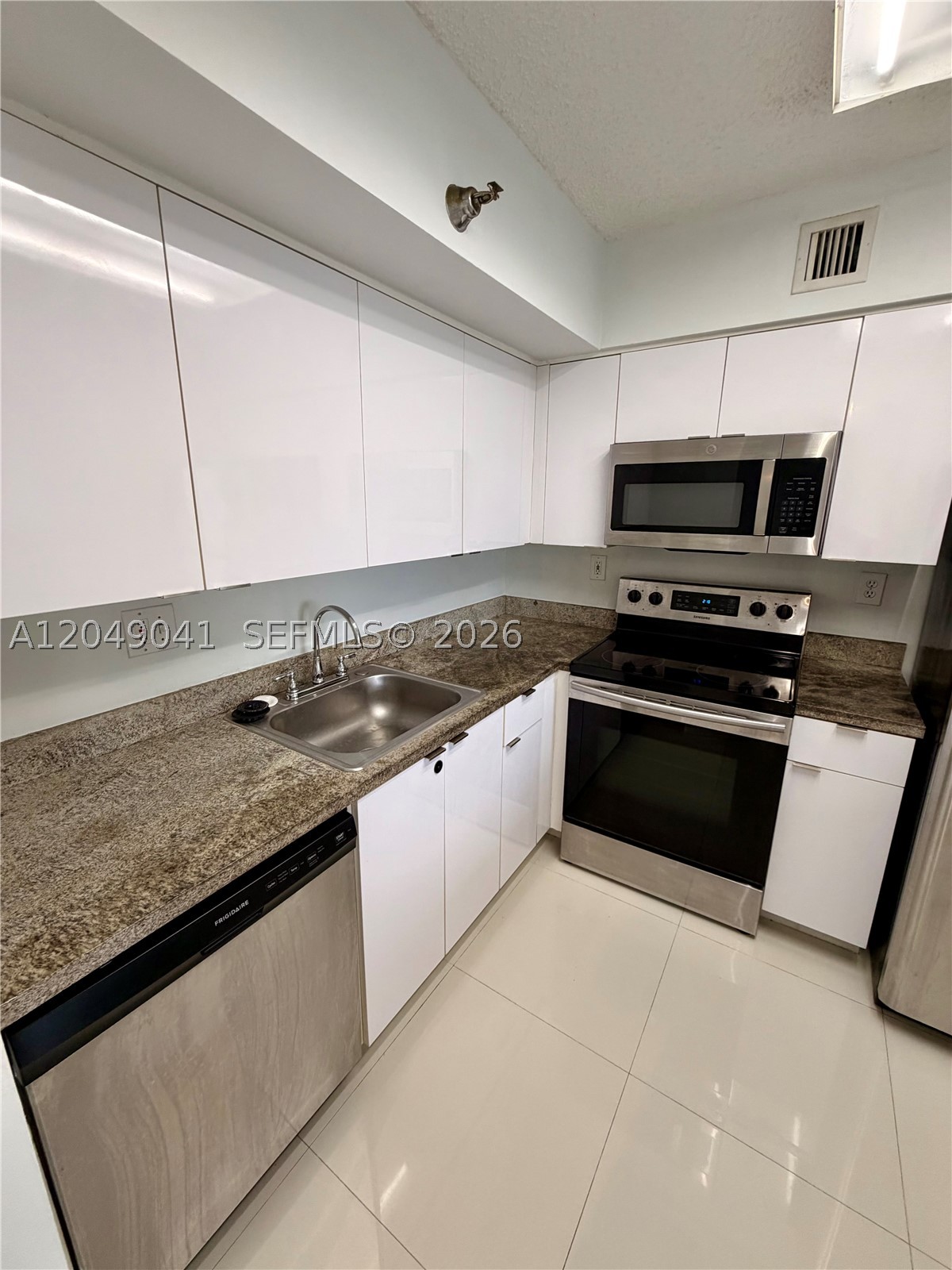 Gorgeous, well-maintained and freshly painted, and spacious 2-bed/2-bath unit with a cozy balcony at PARC CENTRAL in AVENTURA. This charming unit features a kitchen with stainless steel appliances, ceramic flooring, walk-in closets, and an in-unit washer and dryer. Centrally located, just minutes from Aventura Mall, Gulfstream Park, Turnberry Golf Course, and Sunny Isles Beach. The building offers a freshly renovated fitness center, a convenience store, two resort-style heated pools, 24-hour security, valet parking, and a beautiful, welcoming lobby.