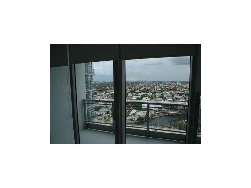 Ready to move in unit at desirable Mint. One bedroom one an a half bathroom. Unit in perfect condition. Porcelain floor all through out. City views. Very easy to show.