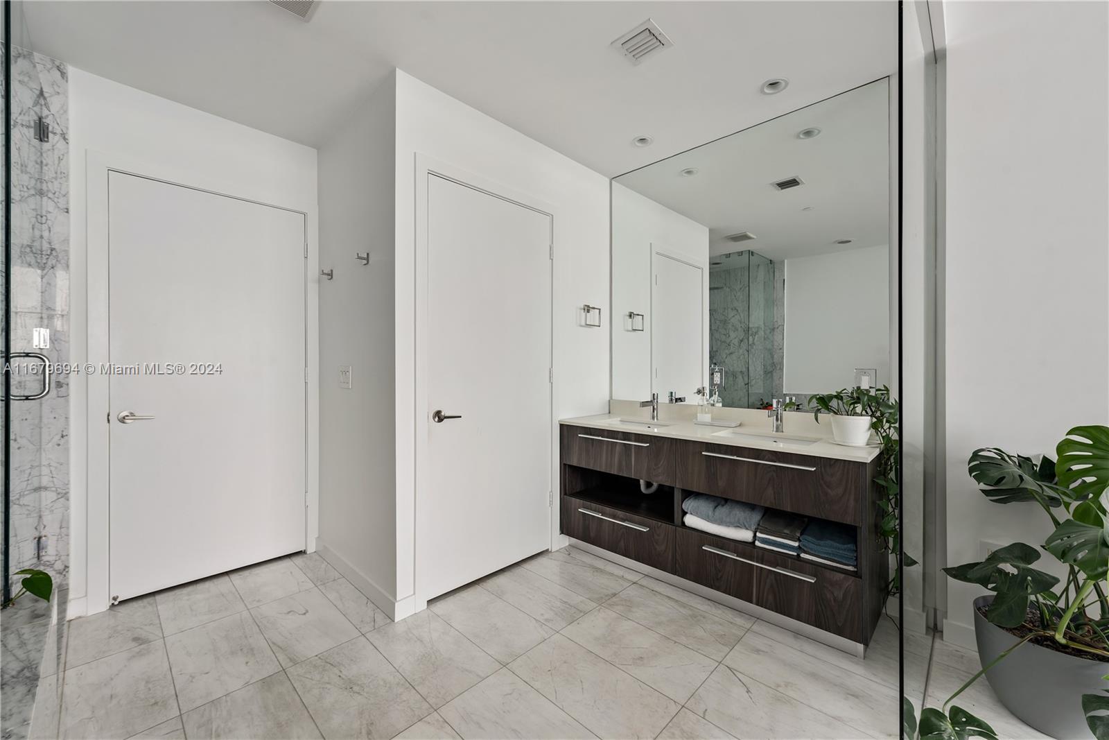 GRAN PARAISO - Residential Lease