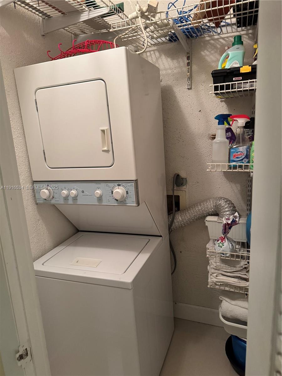 GREAT OPPORTUNIT TO OWN 2/2 CONDO. AT CANONGATE CONDO. VERY GOOD LOCATION!!!. 4 MOLE TO AVENTURAQ MALL, 6 MILES TO THE PRESTIGIOUS SUNNY ISLES BEACH, AVENTURA HOSPITAL. UNIT HAS A NICE PORCELAN FLOOR, BACONY WITH FANTASTIC VIEWS. 24 HR SECURITY GUARD, POOL AND PICNIC AREA. NO RENTALS ALLOWED. ASSOCIATION REQUIRES A MINIMUM DOW PAYMENT 20%.