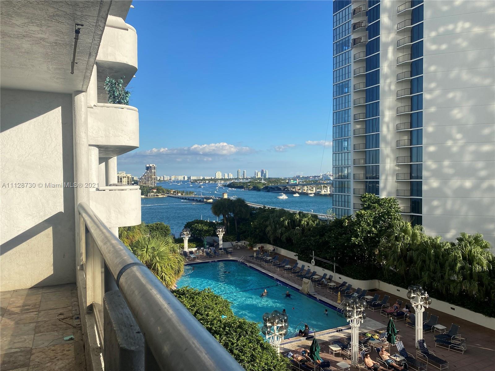 Spacious 3 Bedroom Unit in the Grand. Breathtaking Bay and City Views.  The Grand is a full service building with 5 restaurants, full Gym, Supermaket, Dry Cleaning, and several stores. Easy to Show just call lis ting agent