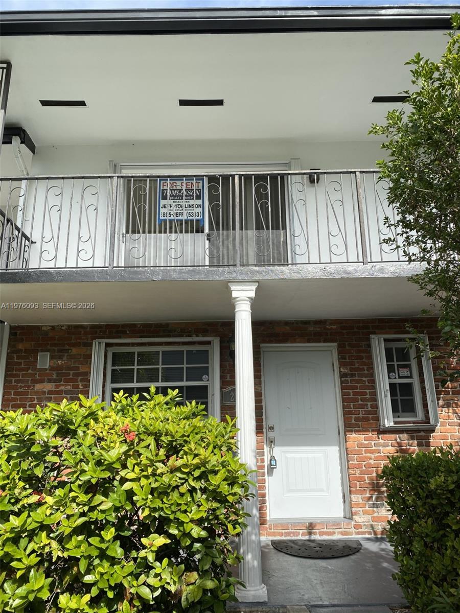 SANS SOUCI ESTATES“FOR SALE”. - UPDATED TOWNHOUSE "OWNER WILL FINANCE" !
WITH 20% DOWN BASED ON CREDIT SCORES
2BDR/2.5BATH remodeled . Great location E. of Biscayne Blvd. 
(US-1) Next to waterfront Dog Park with Fitness Trail and a Fishing pier! 
walk to shopping, Whole Foods, LA Fitness,
restaurants etc. 5 Minutes to beaches or 10 minute bike ride . VACANT EASY SEE .