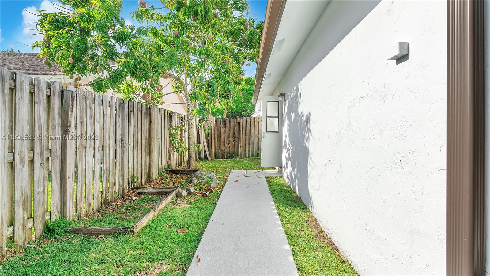 JACARANDA LAKES SECTION T - Residential Lease