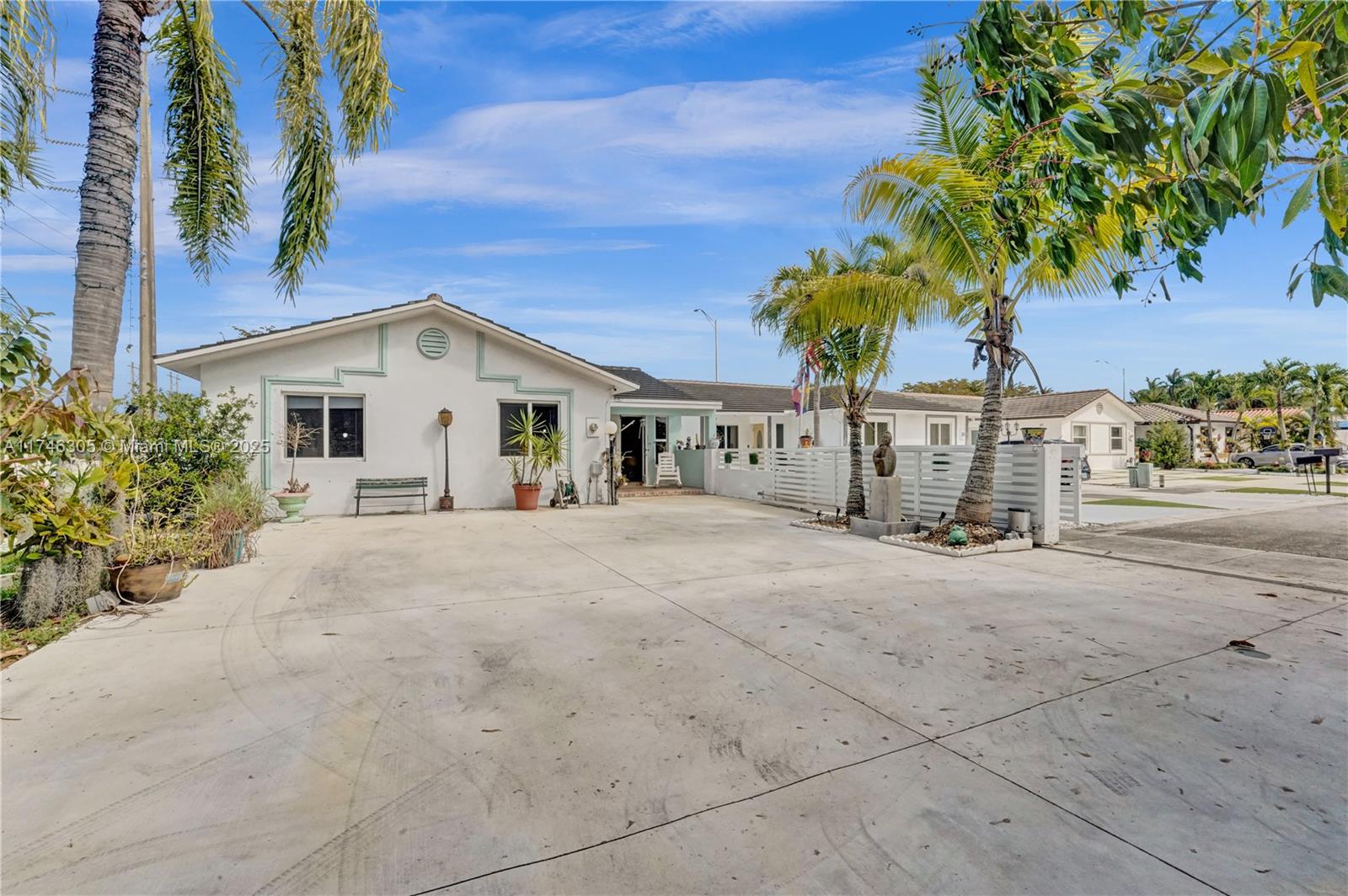 ESPECTACULAR HOME CORNER  UNITE  WALKING DISTANCE TO THE SHOOPING CENTERS AND TRANSPORTATIONS, POOL AND EXTRA LOT TO PARK A BOAT OR RV, NOT ASSOCIATION, READY TO MOVE, TILE, IMPACT WINDOWS,FANCEDYOU VAN PARK A TRUCK, RV, OR A BOAT, JUST REDUCED!!!!!!!