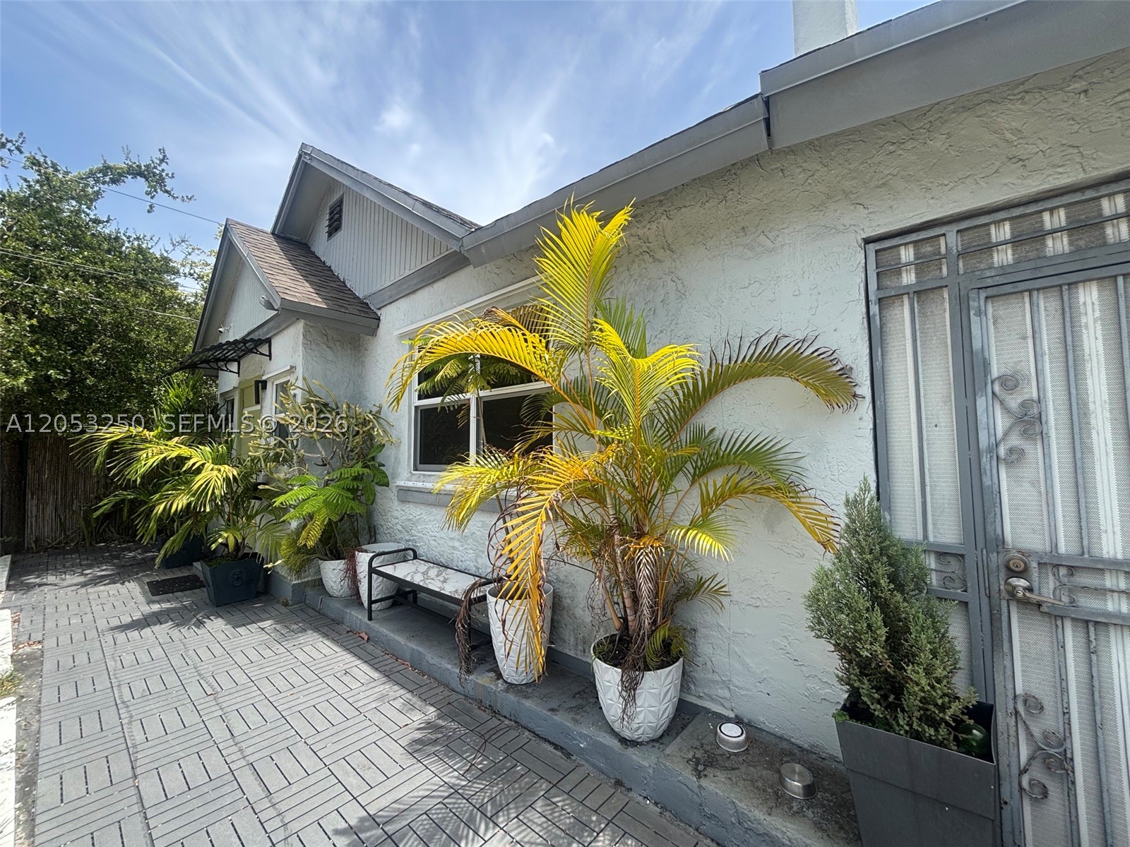 ROYAL PALM GARDENS - Residential Lease