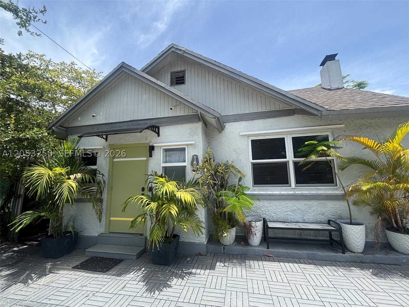 ROYAL PALM GARDENS - Residential Lease
