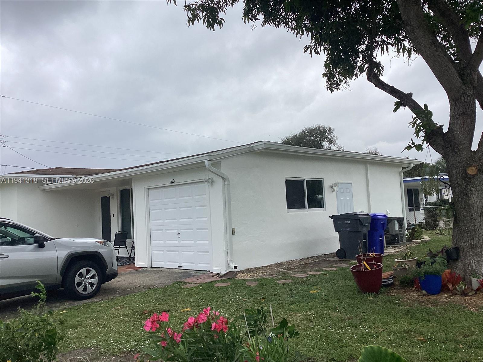 Corner house 2/1 with 1 car garage, impact windows, and renovated kitchen. New appliances and laundry room. Low real estate taxes.