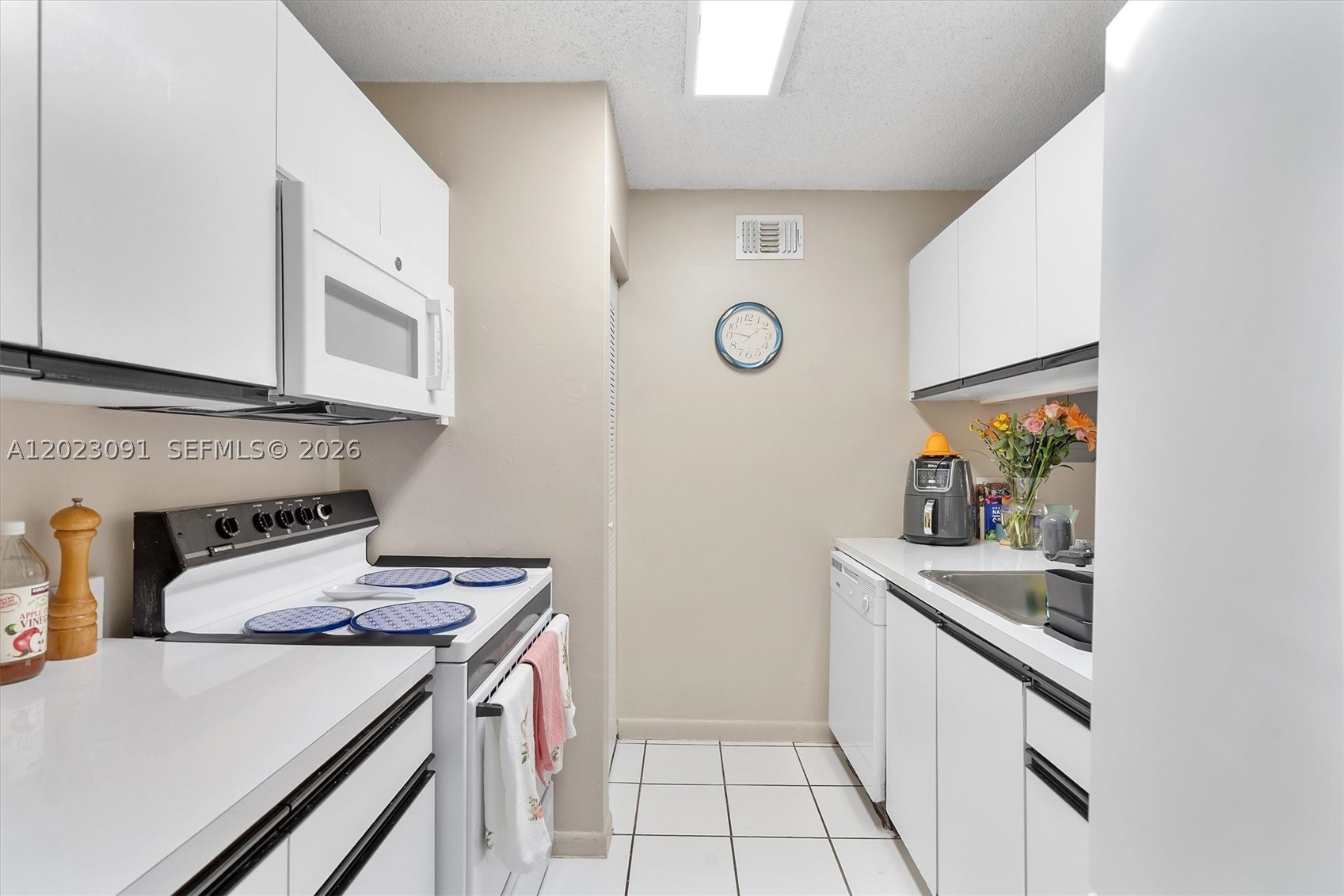 Welcome to this nicely maintained 1-bedroom, 2-bathroom condo, lots of natural light throughout unit very inviting, washer dryer included.  Screened porch perfect for enjoying outdoor. very desirable community The Fountains II located centrally in Kendall.