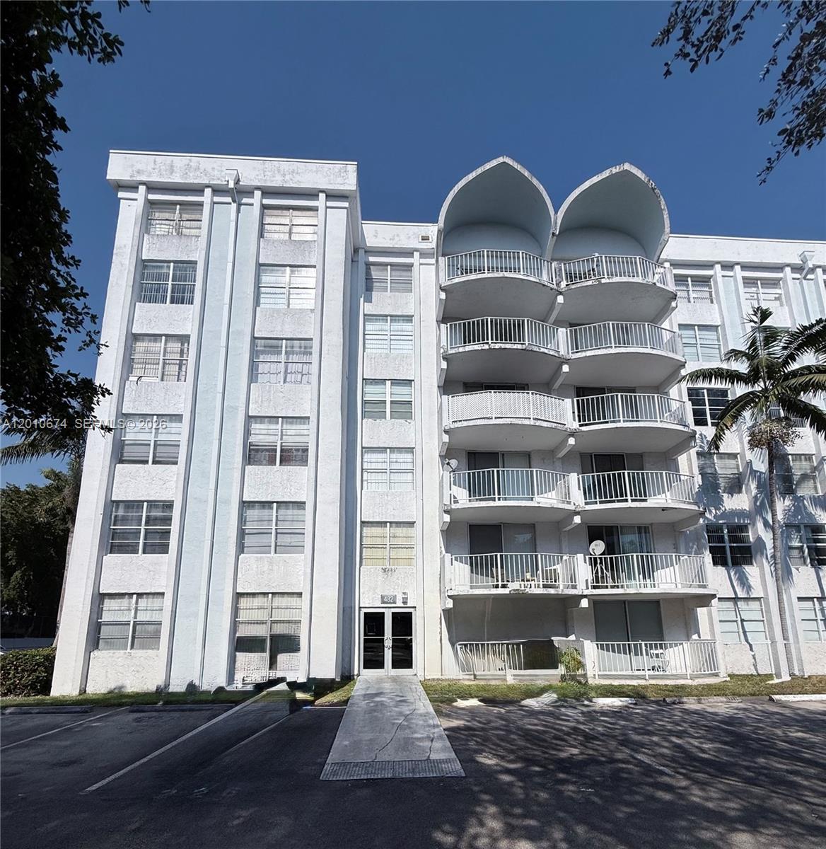 Great 1-bedroom, 1-bath condo offering a bright and spacious layout with new laminated flooring throughout. The unit features an updated bathroom, and a large walk-in closet. Enjoy a private balcony with plenty of natural light.
Located in the gated Montecarlo community, this property offers a very convenient central location close to major transportation, shopping, and dining. Pet-friendly community with some restrictions. You can rent it right after closing, making it a great investment opportunity with immediate rental potential.
Building with great amenities such as  clubhouse, gym, tennis courts, elevator, community laundry, and more.