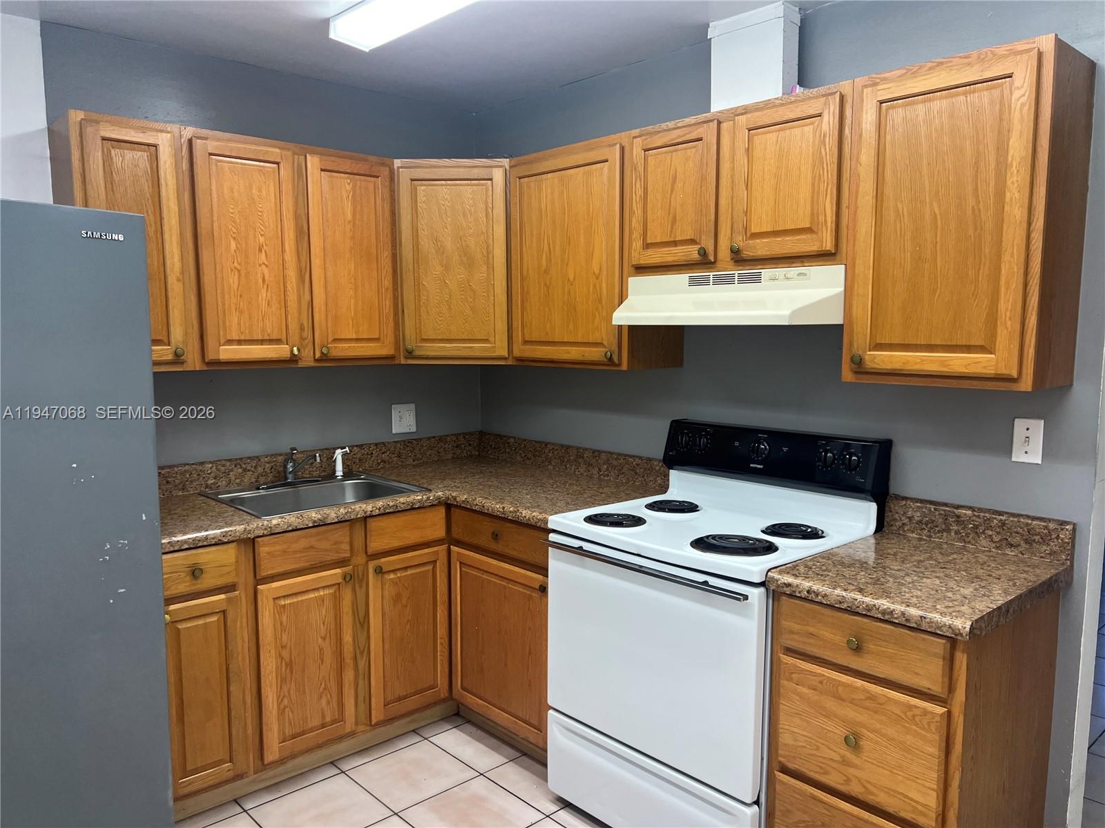HAMPSHIRE VILLAS CONDO - Residential