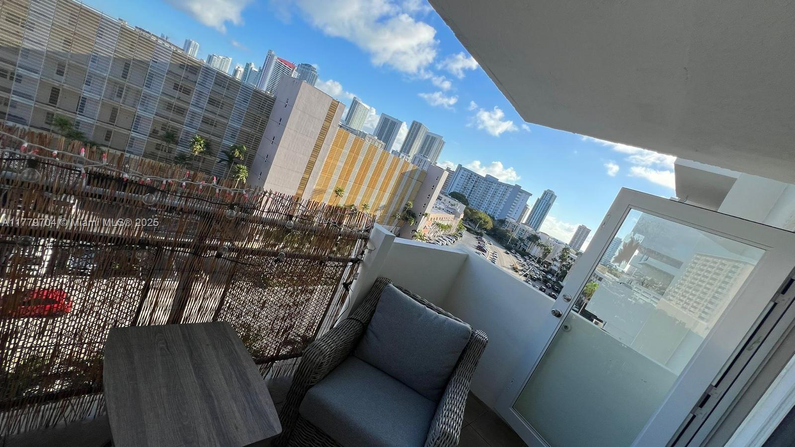 Amazing unit, 1 bed room 1 1/2 bath, city views, canal and ocean. Close to the beach, super markets, gulfstream and more. Unit has one covered parking. Great amenities, swimming pool, BBQ area, gym, party room, bike room and docks are available for rent.