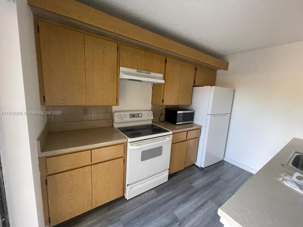 Great 2/2.1 in the great Waterside Luxury Towhhomes Codominium!! a great place for you to live!
the amenities in this place includen tennis court,clubhouse,resort size pool, gym and so much more and is located near to many great and central places in West palm beach.