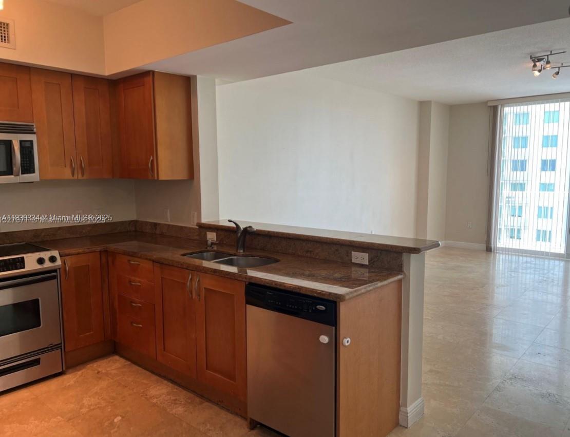 DUO CONDOMINIUM WEST - Residential Lease