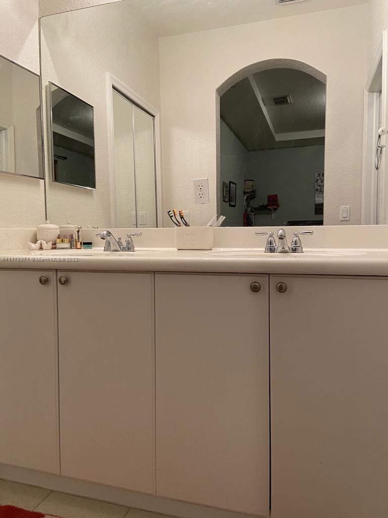 KENDALL BREEZE SOUTH - Residential Lease