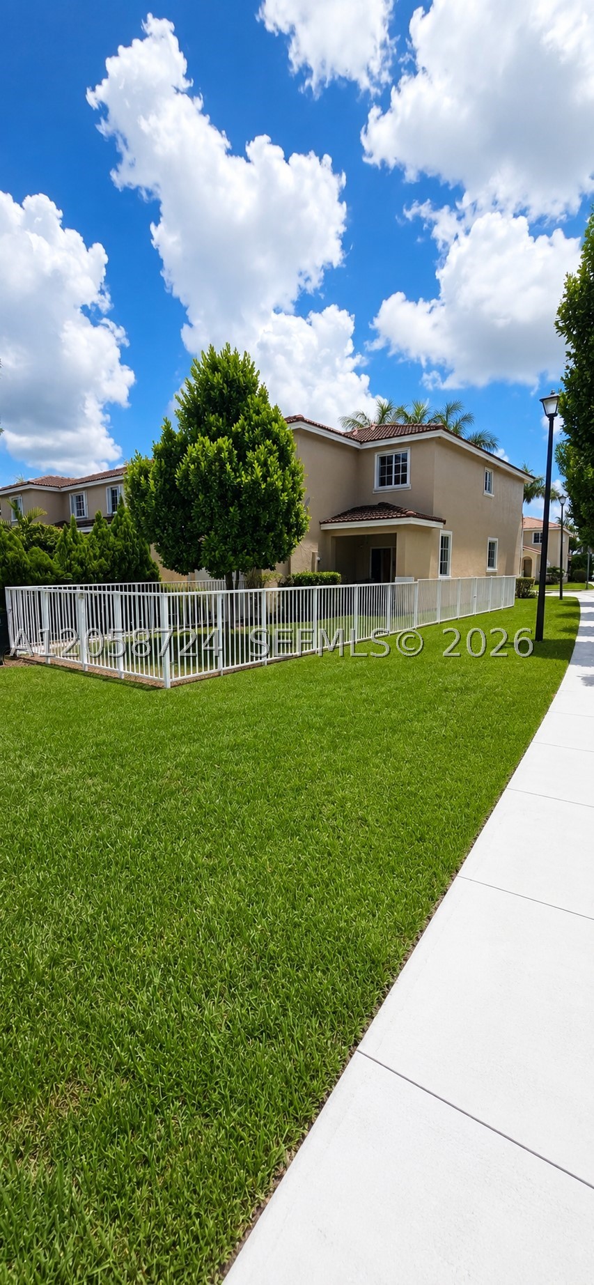 MANDARIN LAKES - Residential
