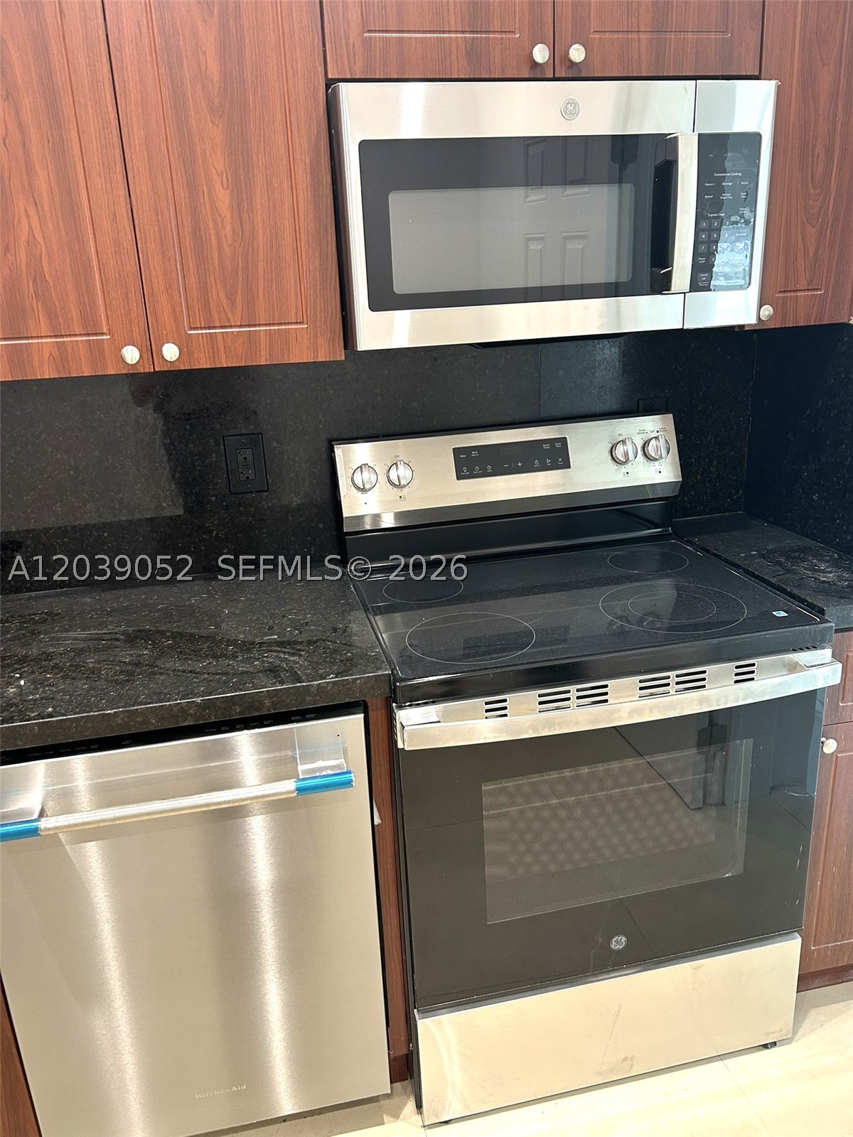 VISTA BISCAYNE - Residential Lease