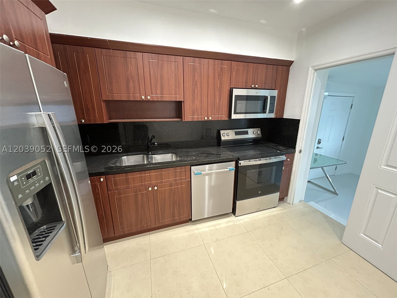 VISTA BISCAYNE - Residential Lease