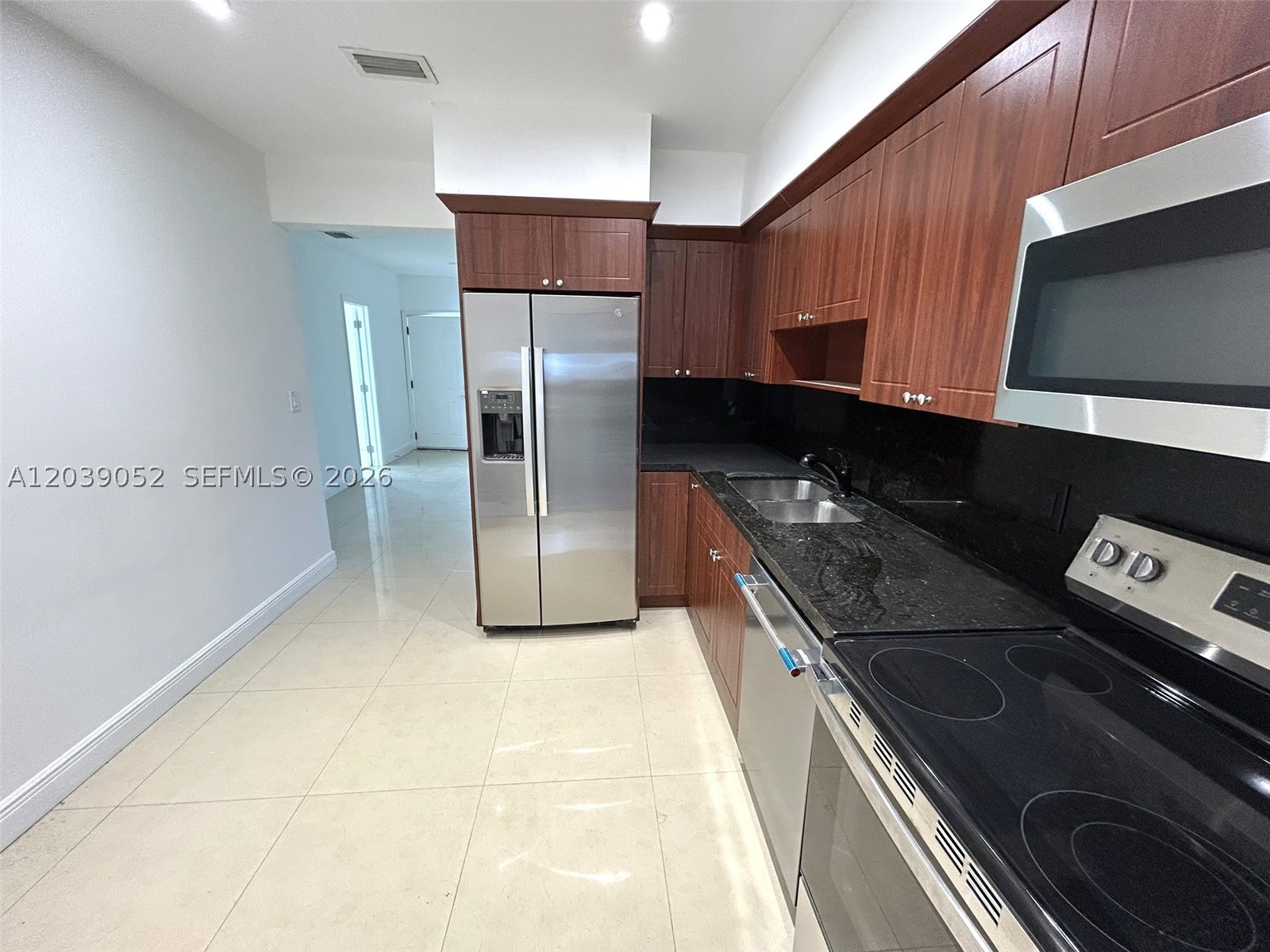 VISTA BISCAYNE - Residential Lease