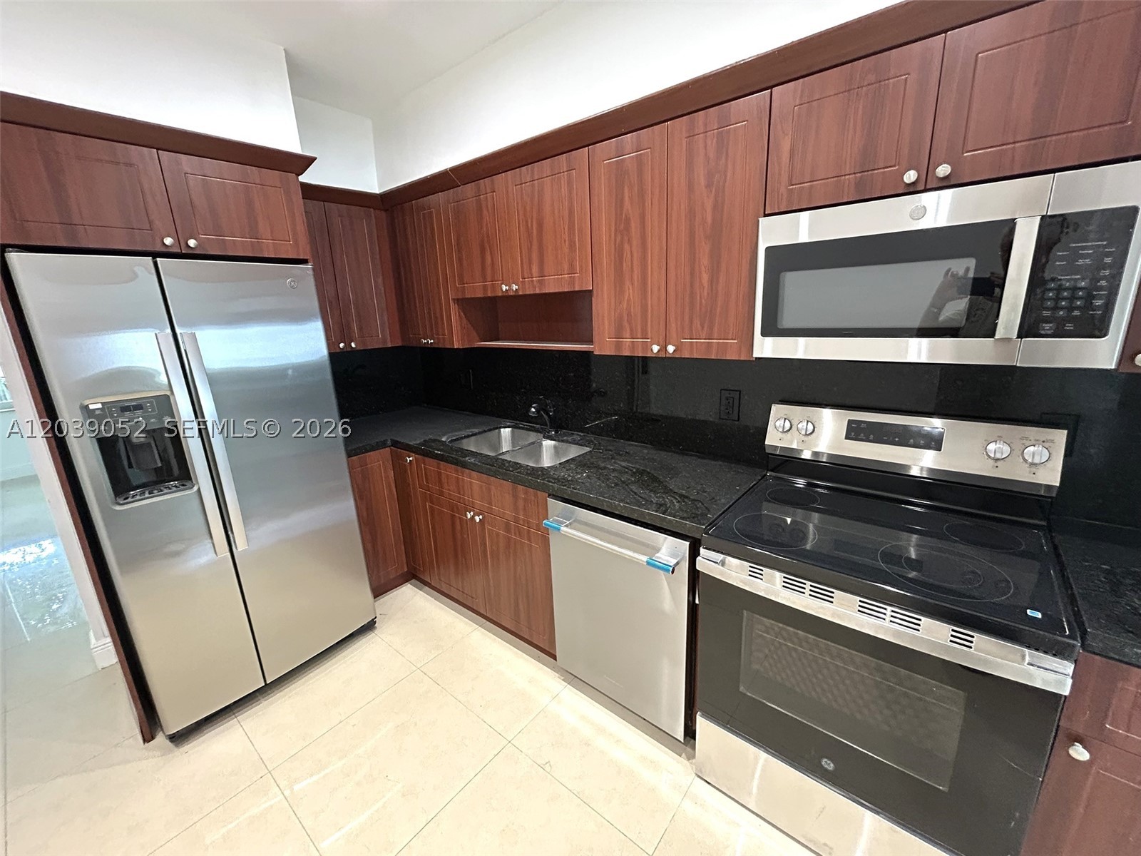 VISTA BISCAYNE - Residential Lease