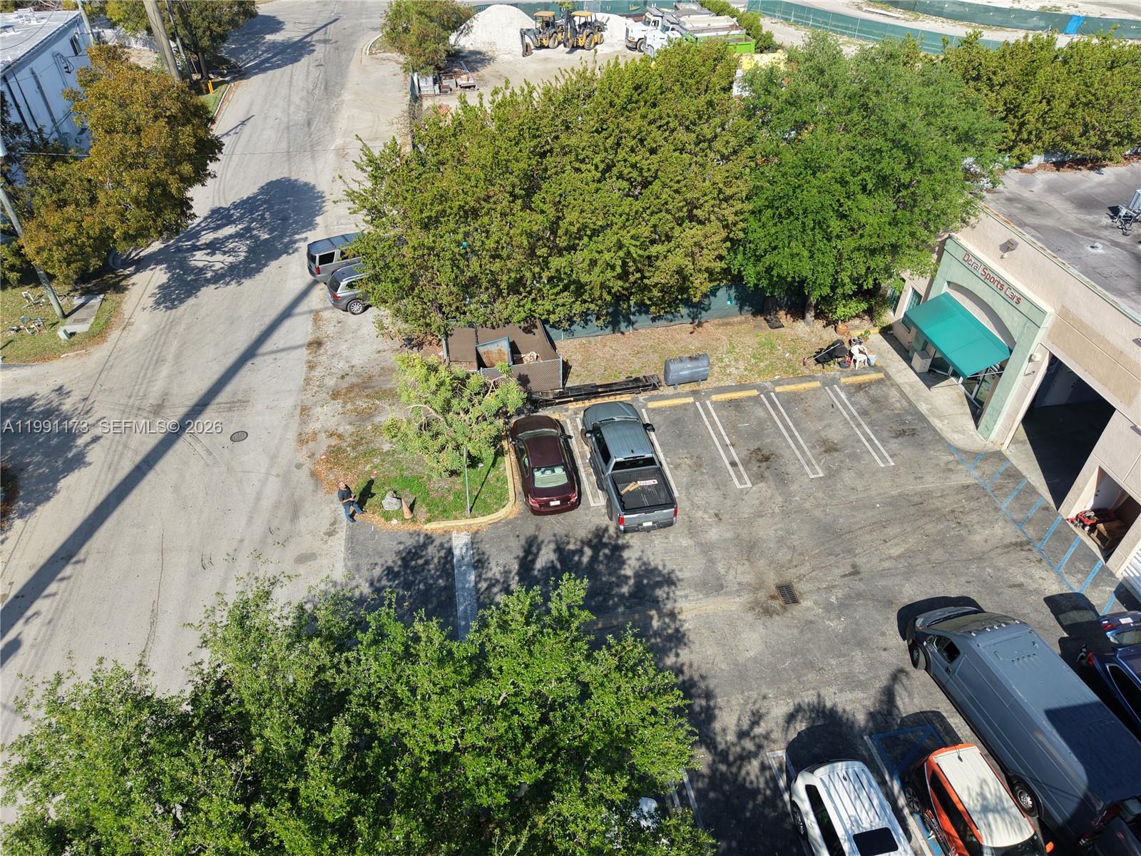 Rare opportunity to rent a warehouse-office space with opportunity to open a mechanic or tire shop, also can be use on other type of business as well. Close to airport, mayor streets, shoppings, malls, restaurants. Easy to show call listing agent