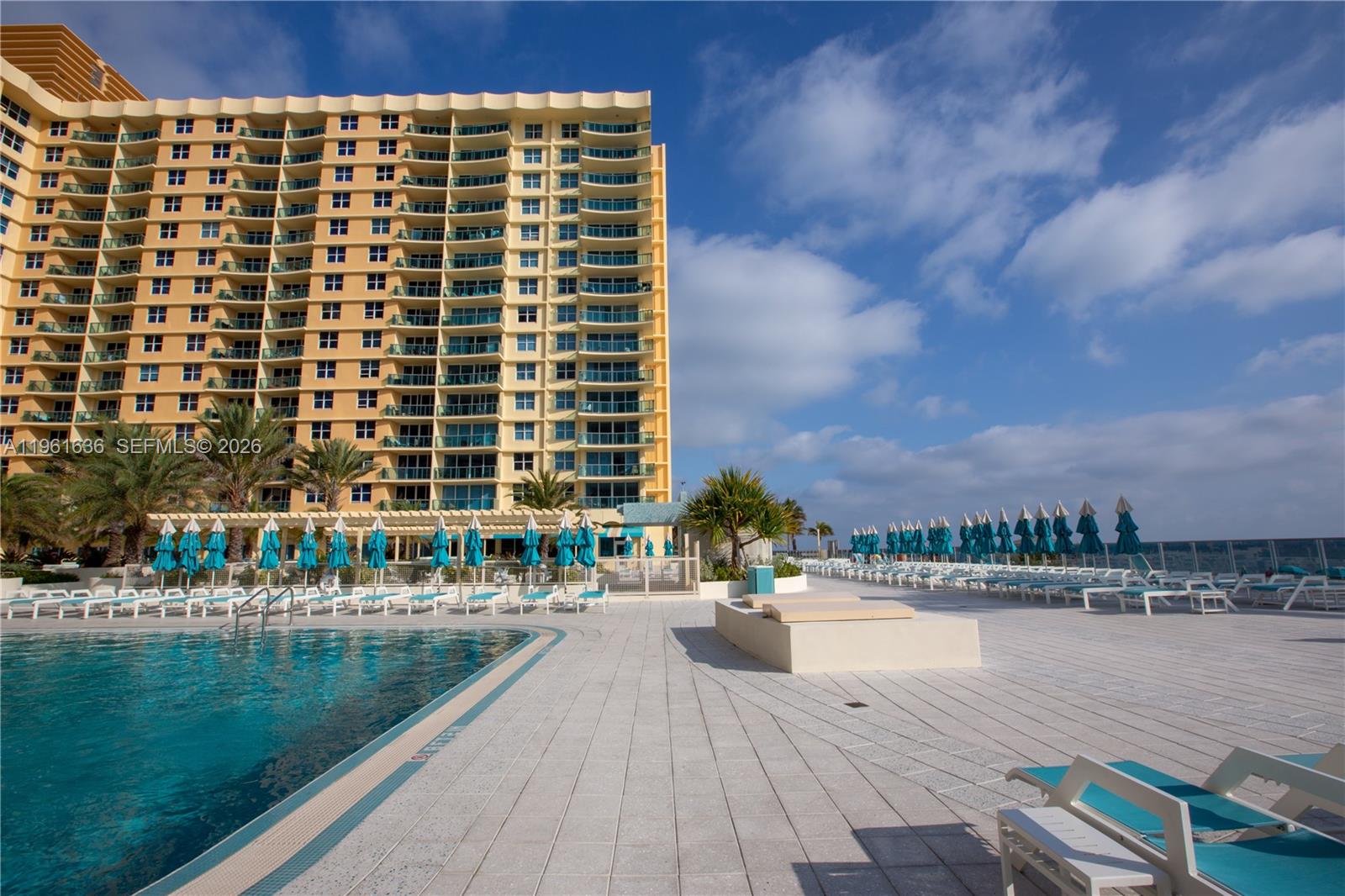 WAVE CONDO - Residential