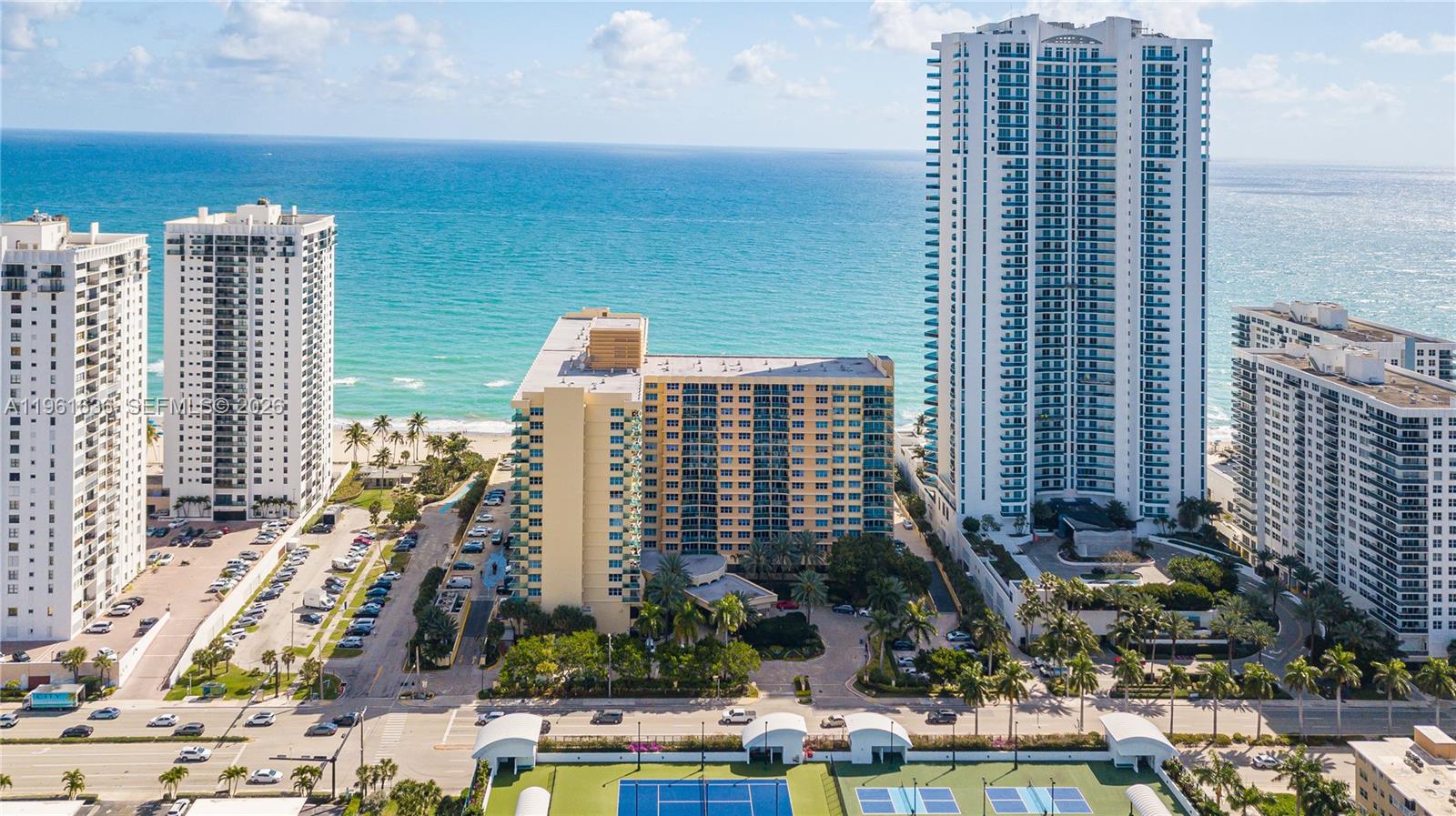 Spacious 1-bedroom, 1.5-bath condo on the 10th floor with stunning Intracoastal views! Located in an oceanfront
building with direct beach access, beach service, a fully equipped gym, jacuzzi, and heated pool. Prime location—
don't miss this opportunity!"Relax and enjoy in this excellent location close to everything you need.