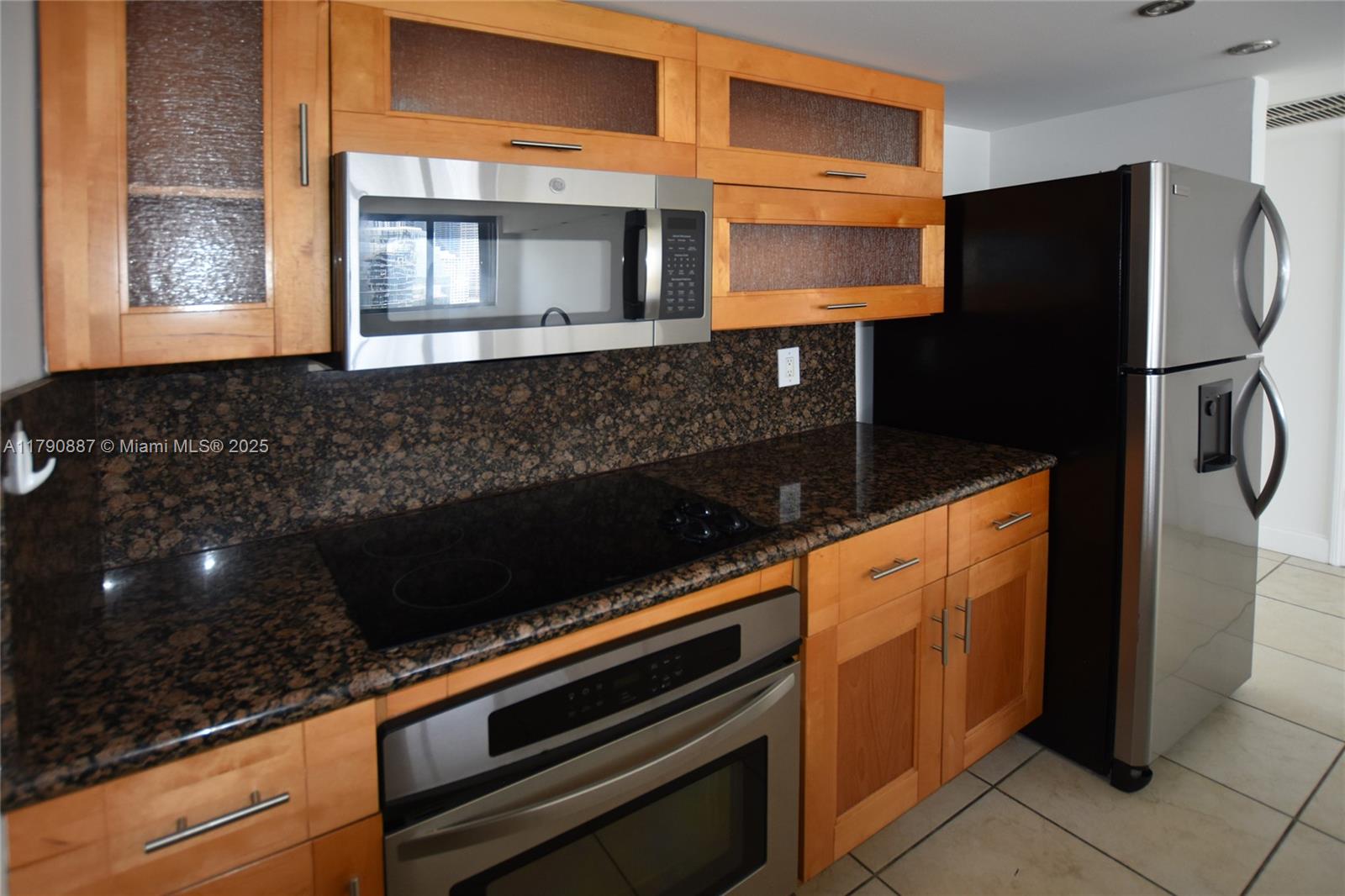 Come live and enjoy the resort style of this bright, split plan 2/2 in Brickell Key. Walking distance to the best shopping, dining and entertaining spots. Close to the beaches and airport. Lots of amenities: salt walter Pool, gym, sauna, tennis and more, even a convenience store.