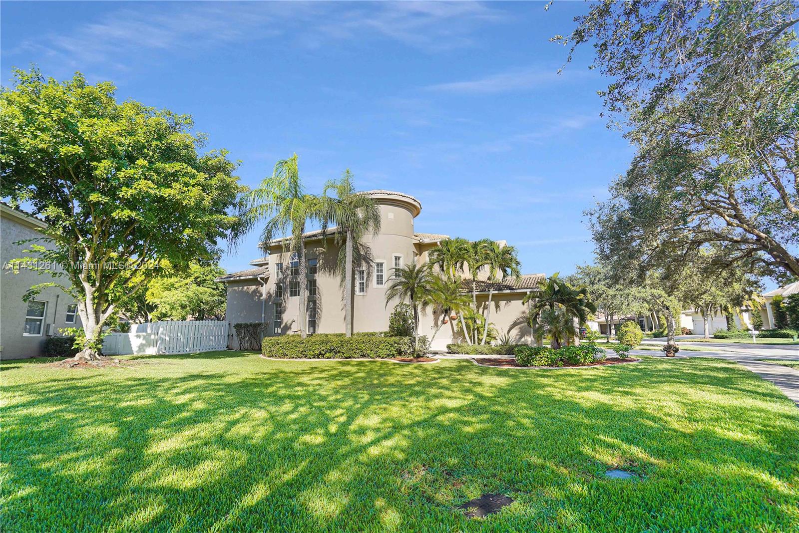Single Family Home: 3,400 Sq. ft living area, 4 beds, 3.5 baths, 3-car garage. Brand new kitchen with pull-out cabinets, an oversized island, top-of-the-line appliances, vented range hood exhaust leading outside. New flooring, vaulted ceilings, crown molding. The master suite offers his and her closets, an open layout with plenty room for a pool. The HOA fee covers such boat ramp, cable, internet, landscaping for both front and back yards, an ADT home security system, irrigation sprinklers, and access to a clubhouse, gym, sauna, and lockers for both men and women, spa/hot tub, three pools (including one for kids and one Olympic-sized pool), a racquetball court, basketball court, tennis court, soccer field, and two playgrounds. The security cameras will be transferred to the new owner.