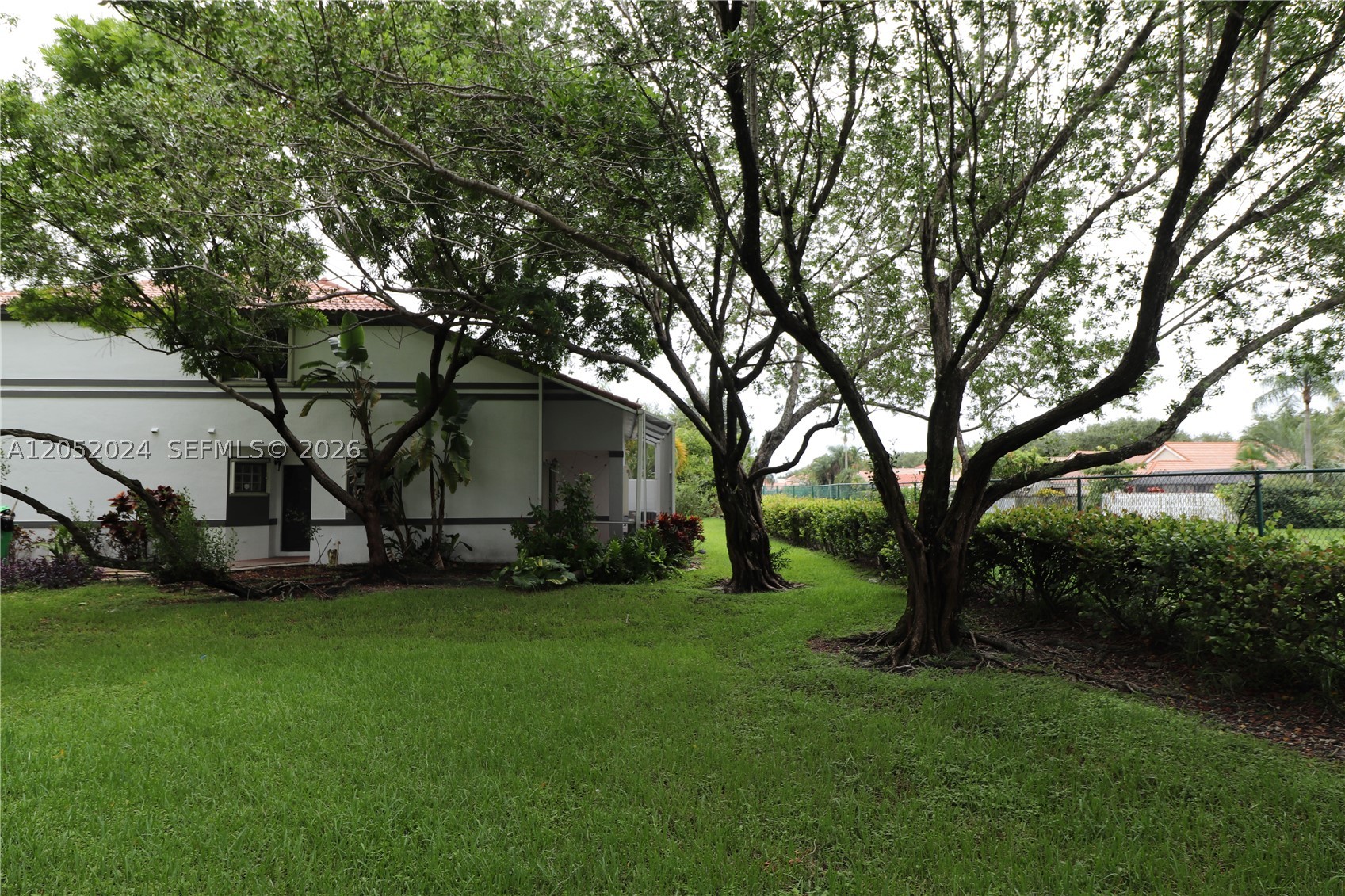 SUNSET PLAZA - Residential Lease