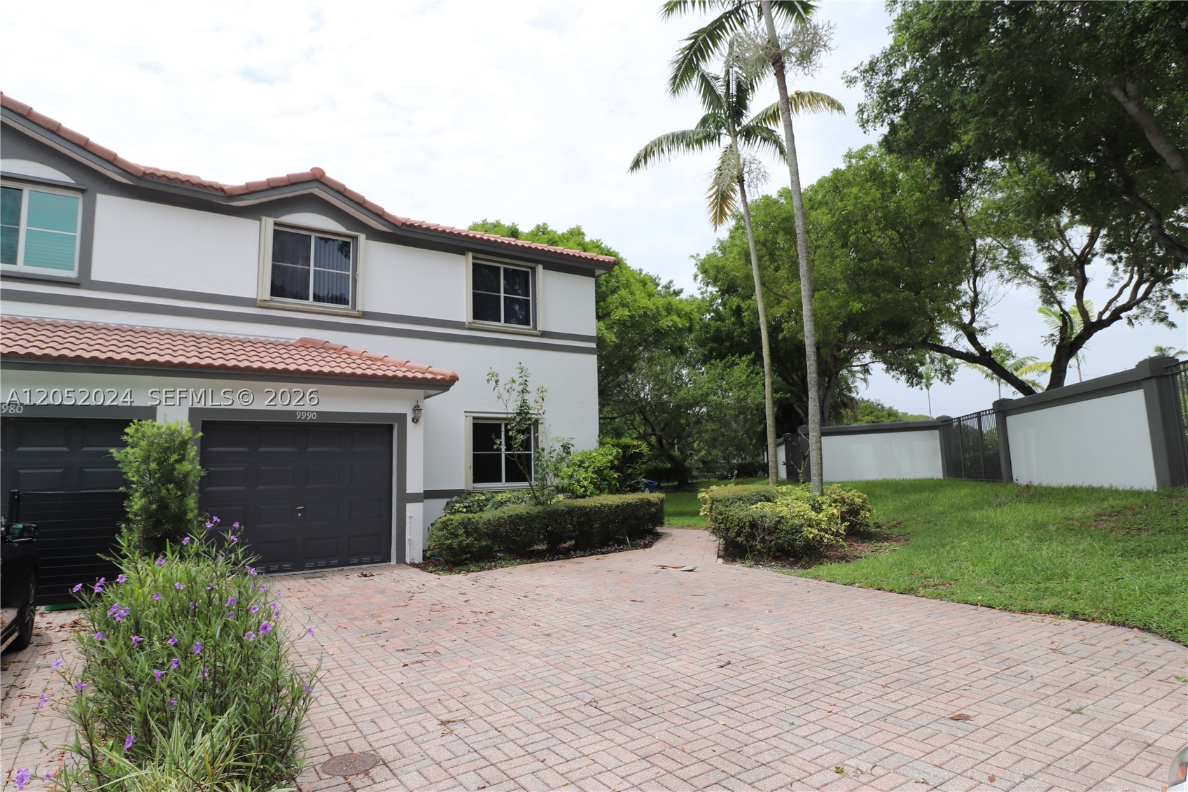 SUNSET PLAZA - Residential Lease