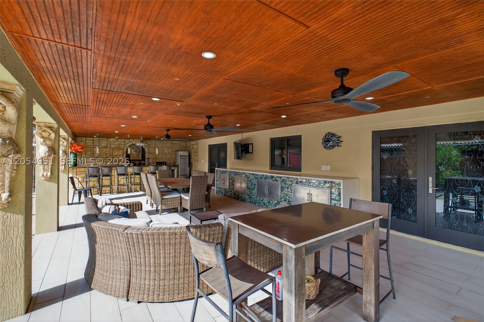 INTERNATIONAL GARDENS SEC - Residential Lease