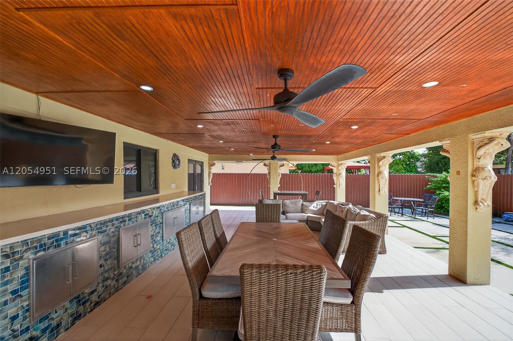 INTERNATIONAL GARDENS SEC - Residential Lease
