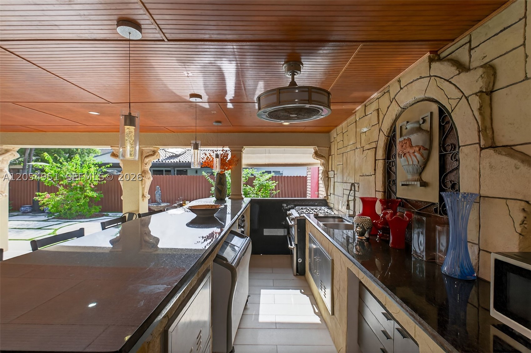 INTERNATIONAL GARDENS SEC - Residential Lease