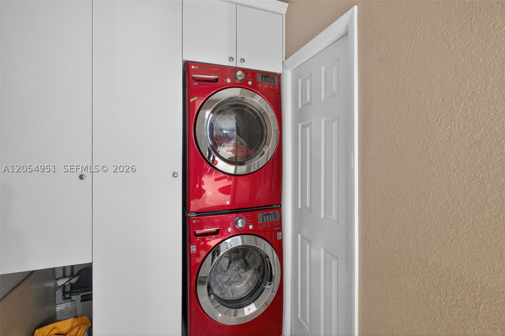 INTERNATIONAL GARDENS SEC - Residential Lease