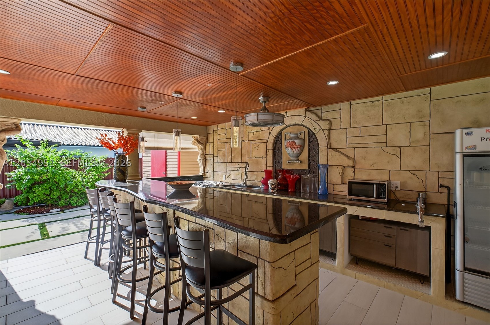 INTERNATIONAL GARDENS SEC - Residential Lease