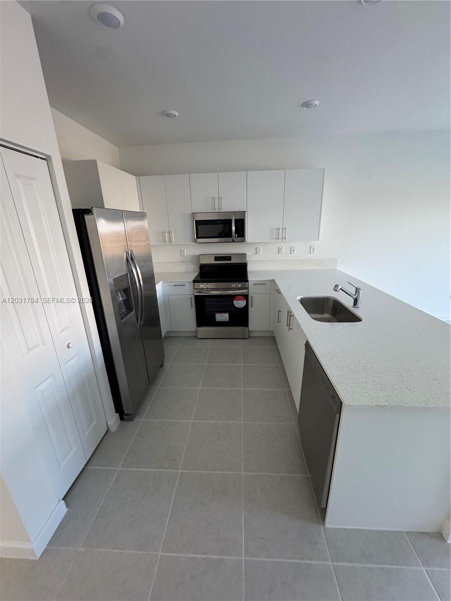 MIAMI LAND & DEVELOPMENT - Residential Lease