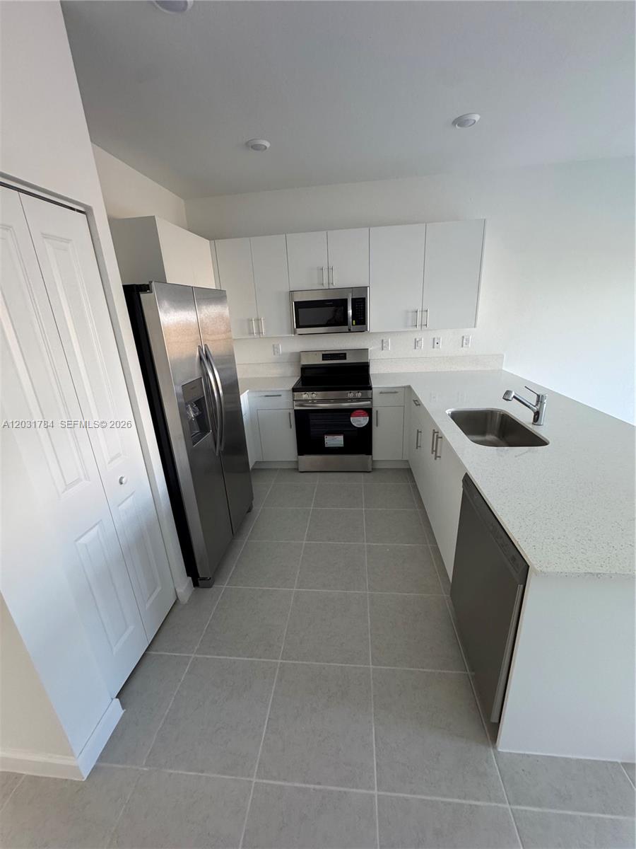 MIAMI LAND & DEVELOPMENT - Residential Lease
