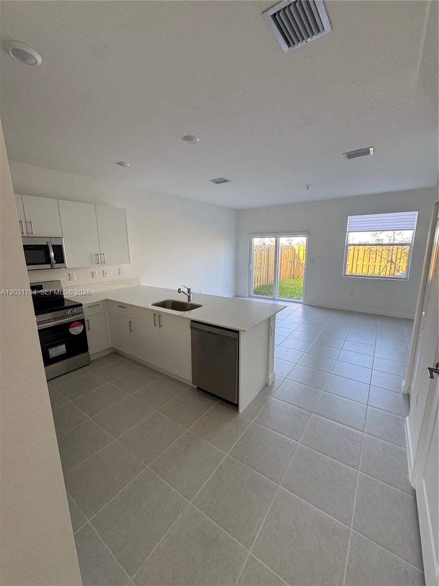 MIAMI LAND & DEVELOPMENT - Residential Lease