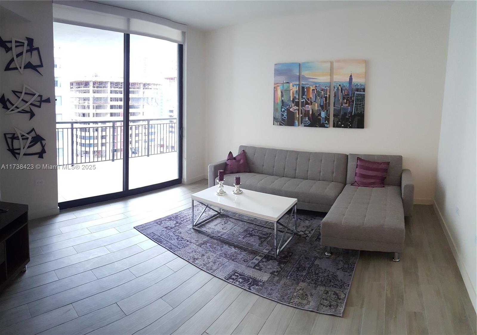 Beautiful, modern, completed furnished (1bed/1bath) unit in the heart of Brickell, the urbanization and the best location, just steps away you will find a city full of life with spectacular restaurants and all the services you need without using a car. The building has luxurious, spacious and spectacular common areas. Your lifestyle will be enhanced by enjoying everything it offers.