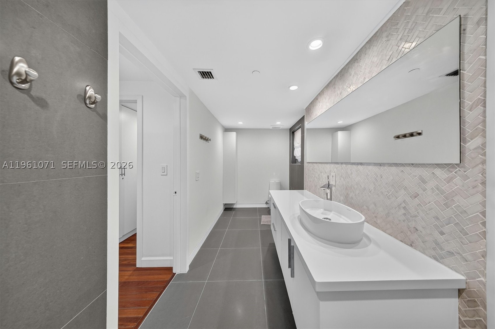 ABSOLUT CONDO - Residential
