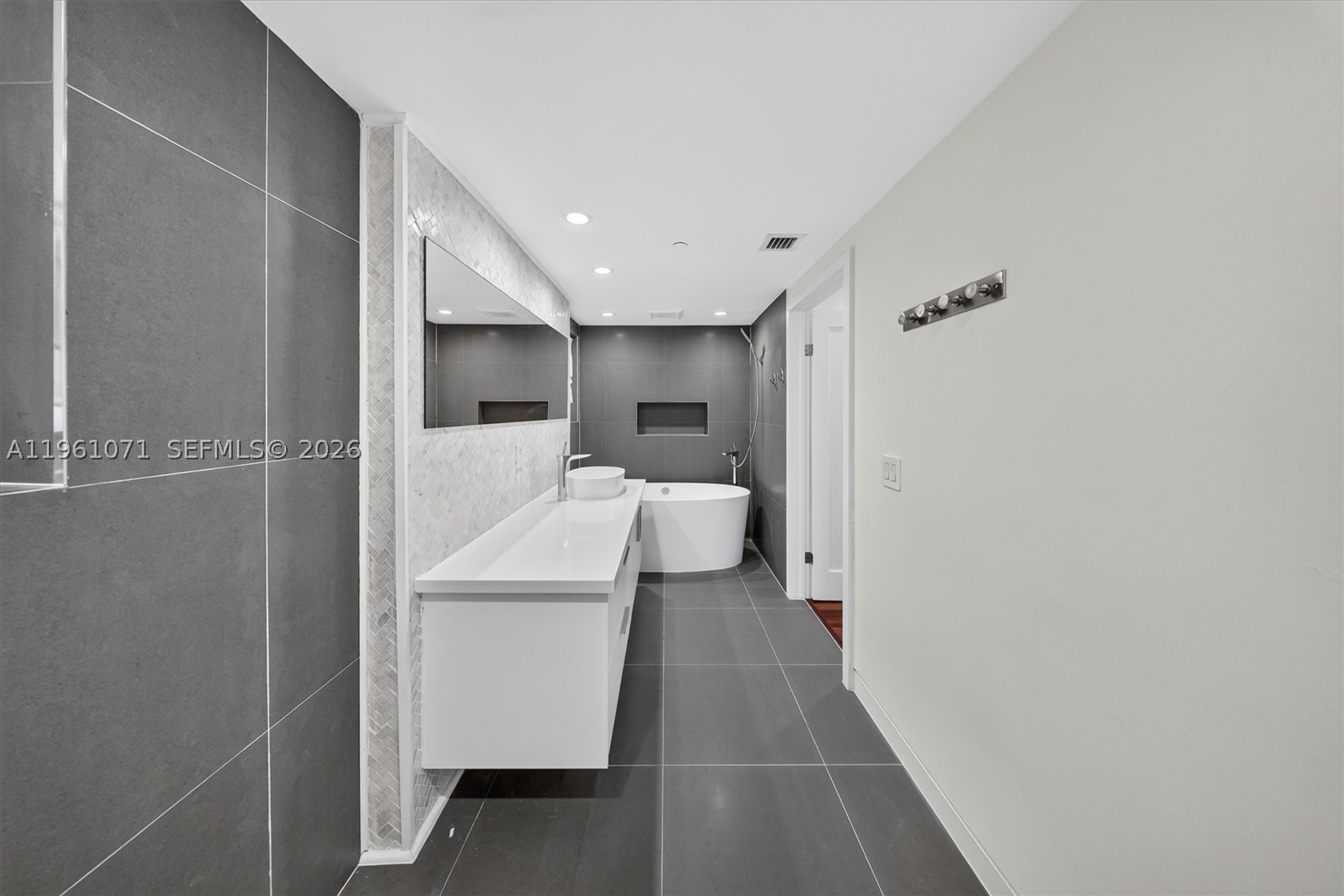 ABSOLUT CONDO - Residential