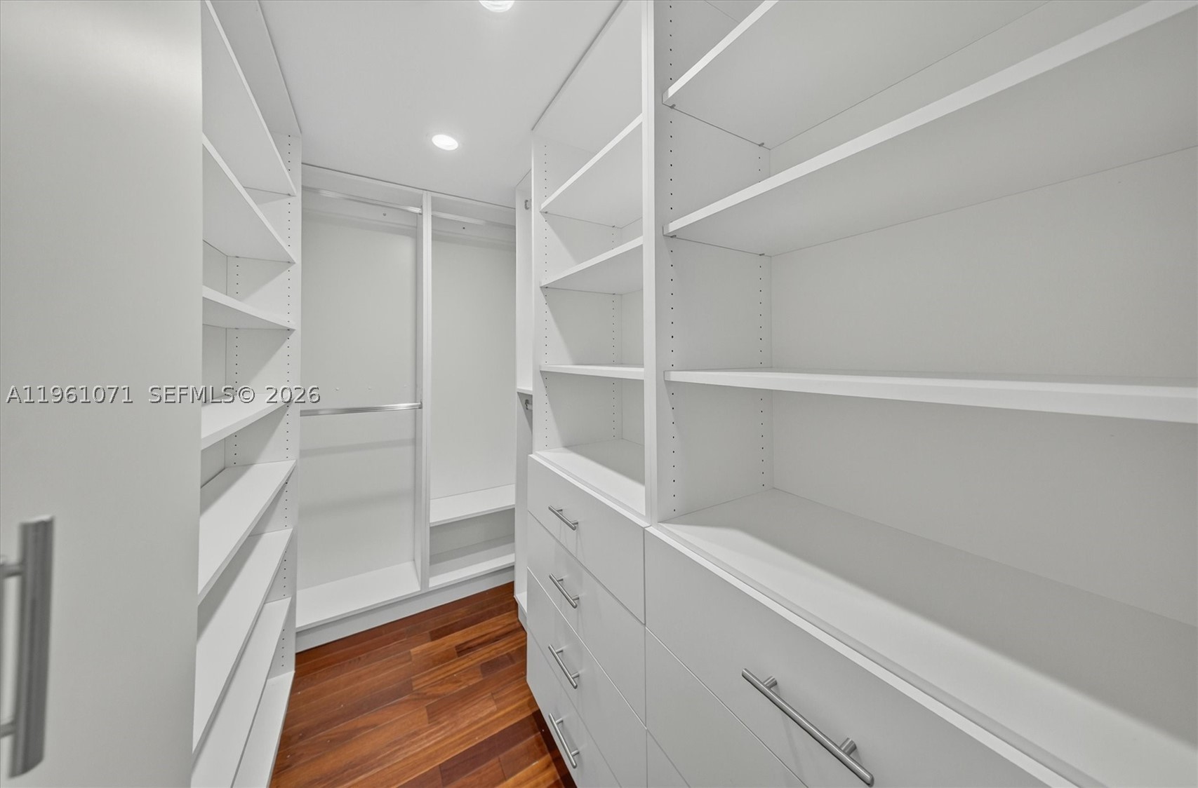 ABSOLUT CONDO - Residential