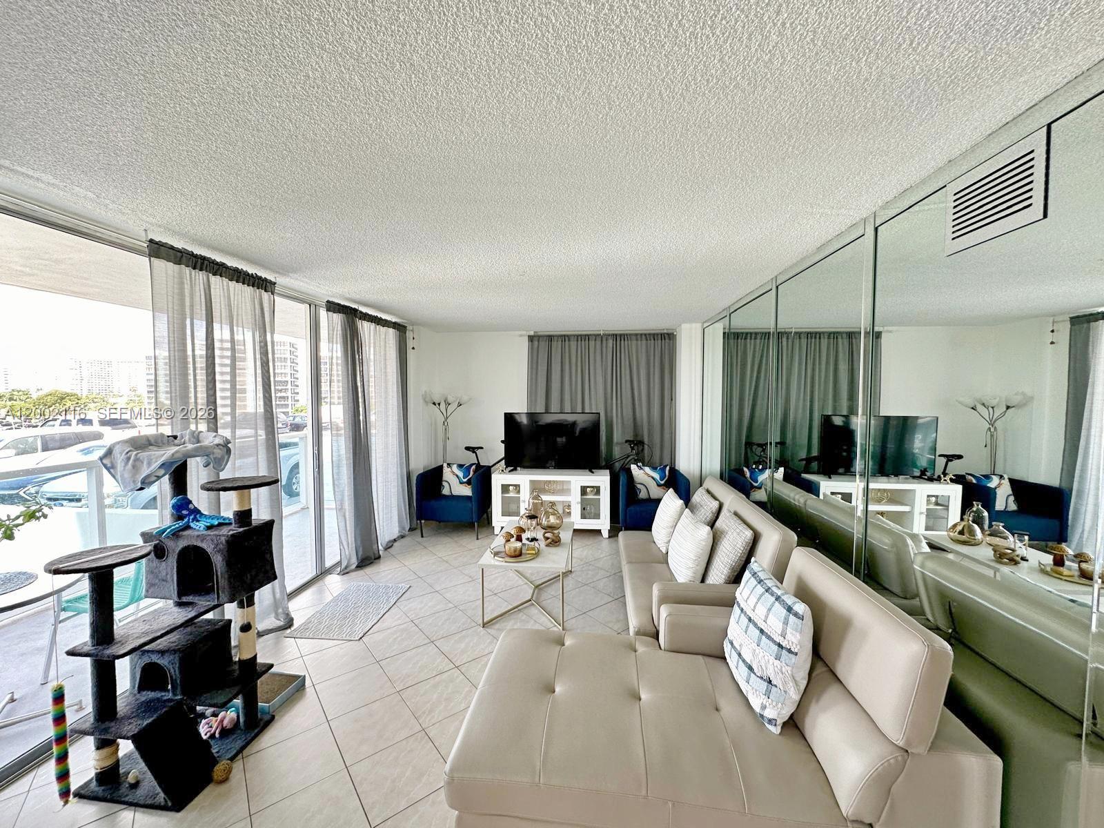 HALLMARK OF HOLLYWOOD - Residential